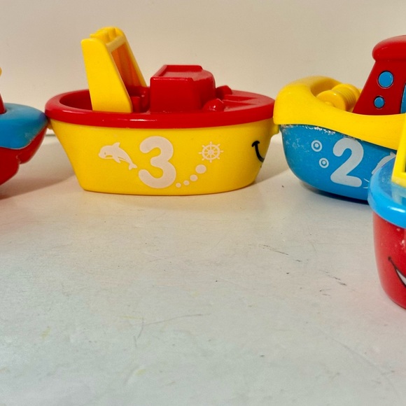 3 Bees and Me Magnetic Bath Tug Boats - Picture 3 of 6